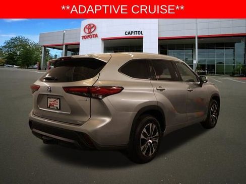 Used 2022 Toyota Highlander XLE AWD/4WD image 3