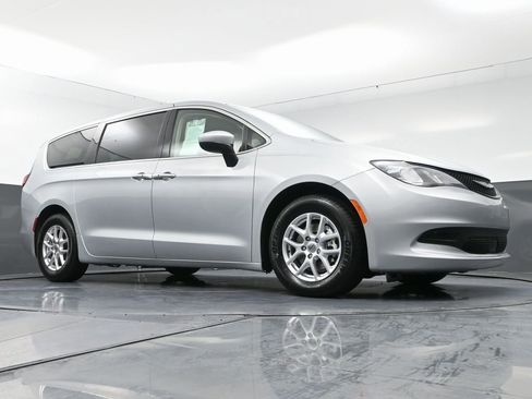 Used 2023 Chrysler Voyager LX FWD image 47