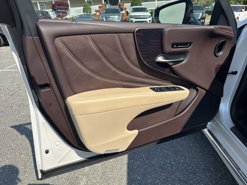 Used 2018 Lexus LS 500h w/ Luxury Package image 27