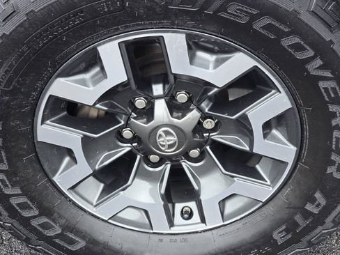 Certified 2019 Toyota Tacoma TRD Off-Road AWD/4WD image 10
