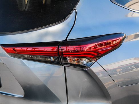 Used 2023 Toyota Highlander Platinum FWD image 28