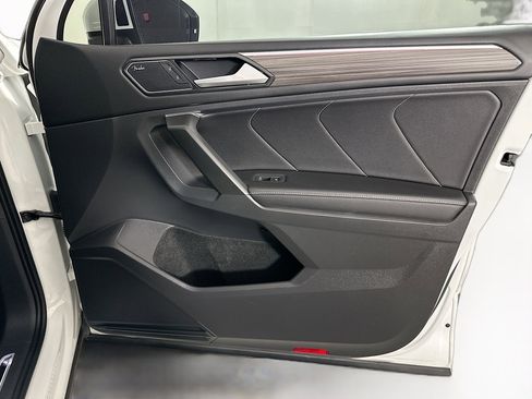 Used 2022 Volkswagen Tiguan SEL R-Line image 33