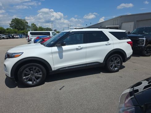 Certified 2024 Ford Explorer XLT w/ Equipment Group 202A AWD/4WD image 2