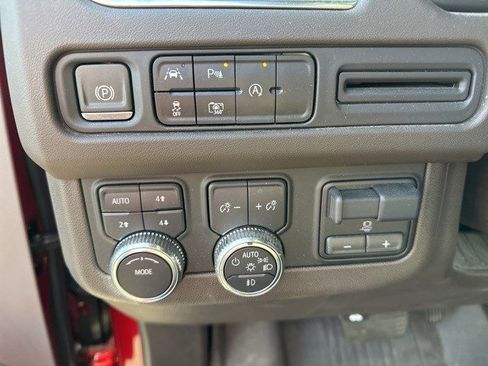 Used 2023 GMC Yukon XL SLT w/ SLT Luxury Package image 15