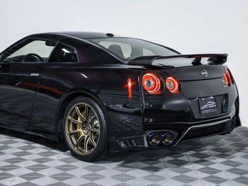 Used 2021 Nissan GT-R Premium image 21