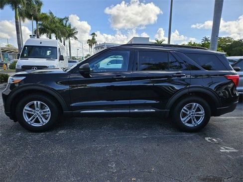 Used 2023 Ford Explorer XLT image 3