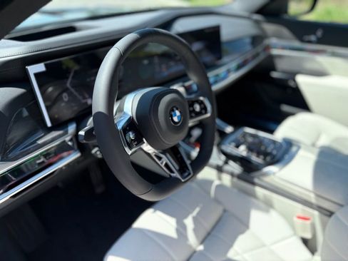 Used 2025 BMW 760i xDrive w/ Luxury Rear Seating Package image 16