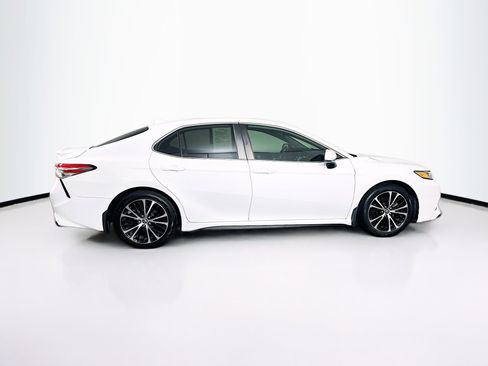 Used 2020 Toyota Camry SE image 10