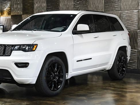 Used 2018 Jeep Grand Cherokee Altitude AWD/4WD image 8