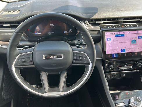 Used 2024 Jeep Grand Cherokee Limited image 12