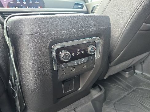 Used 2025 Chevrolet Suburban Premier AWD/4WD image 30