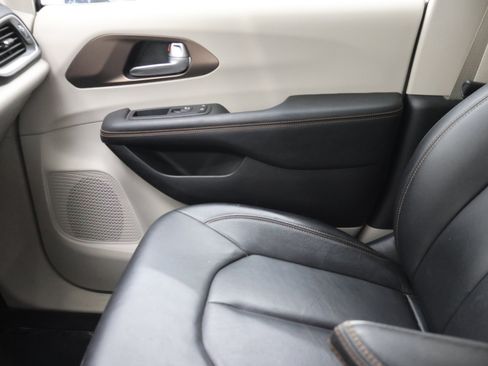 Used 2017 Chrysler Pacifica Touring-L FWD image 14