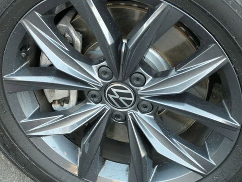 Used 2022 Volkswagen Tiguan SE image 11