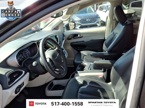 Used 2023 Chrysler Pacifica Touring-L FWD image 13