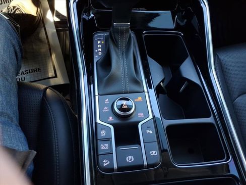 Used 2024 Kia Sorento SX image 17