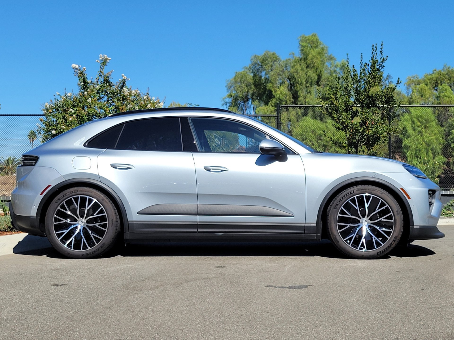 Used 2025 Porsche Macan Electric RWD image 7