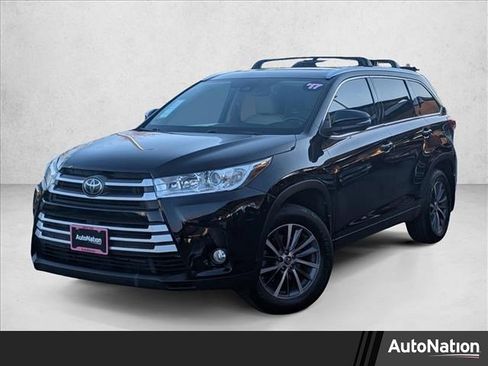 Used 2017 Toyota Highlander XLE image 1