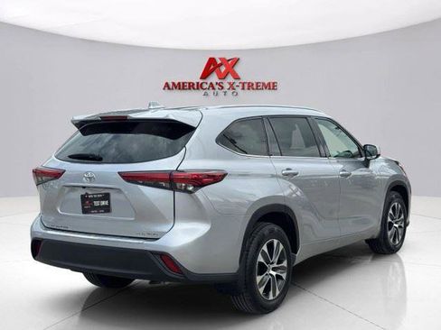 Used 2021 Toyota Highlander XLE AWD/4WD image 5