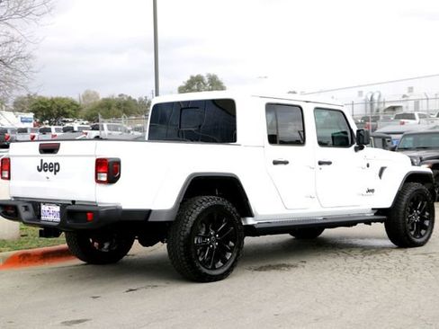 Used 2025 Jeep Gladiator Sport image 5
