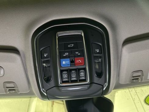 Used 2024 Jeep Grand Cherokee Limited w/ Black Appearance Package image 21