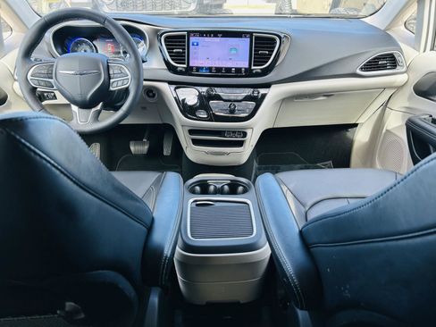 Used 2024 Chrysler Pacifica Touring-L image 25