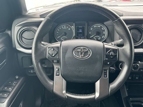 Used 2018 Toyota Tacoma TRD Off-Road w/ Technology Package image 19