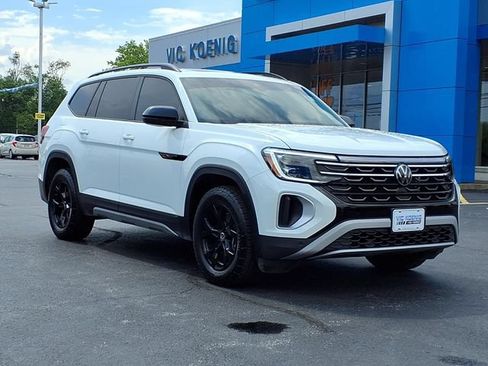Used 2024 Volkswagen Atlas Peak Edition SE AWD/4WD image 2