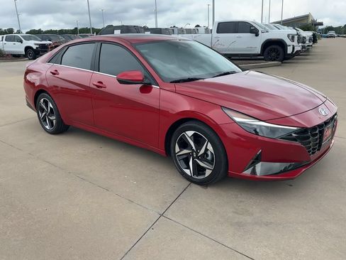 Used 2023 Hyundai Elantra Limited w/ Preferred Accessory Package FWD image 3