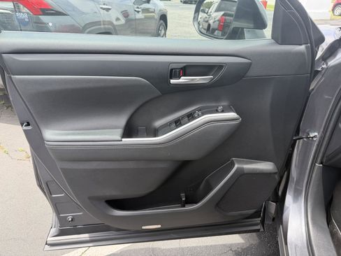 Used 2023 Toyota Highlander XLE FWD image 10