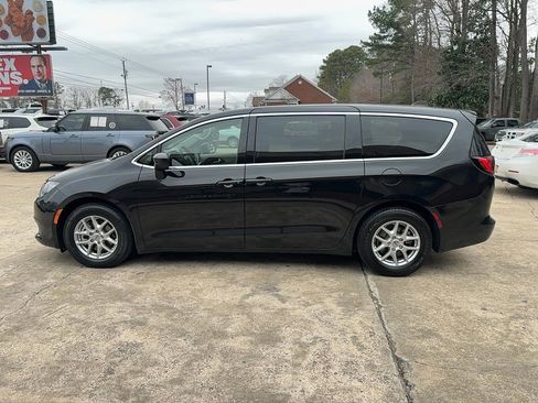 Used 2023 Chrysler Voyager LX image 8