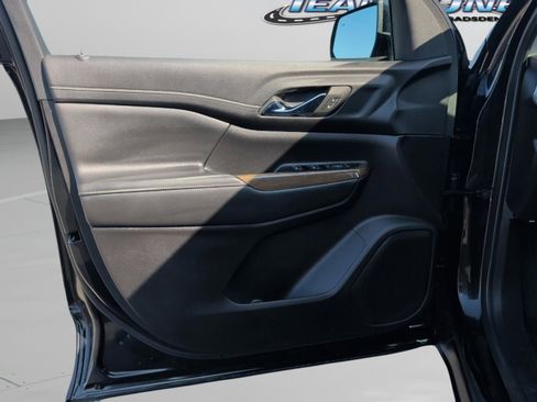 Used 2023 GMC Acadia SLE image 25