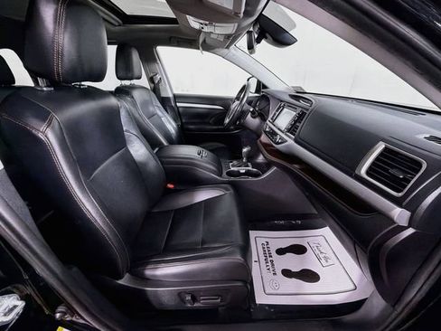 Used 2019 Toyota Highlander XLE AWD/4WD image 28