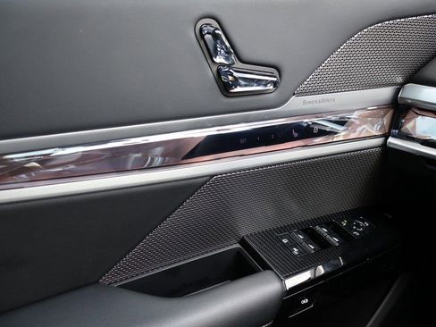 Used 2025 BMW 740i w/ Premium Package RWD image 42