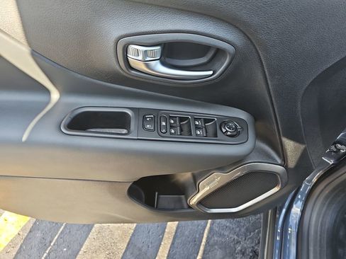 Used 2022 Jeep Renegade Latitude w/ Convenience Group image 27