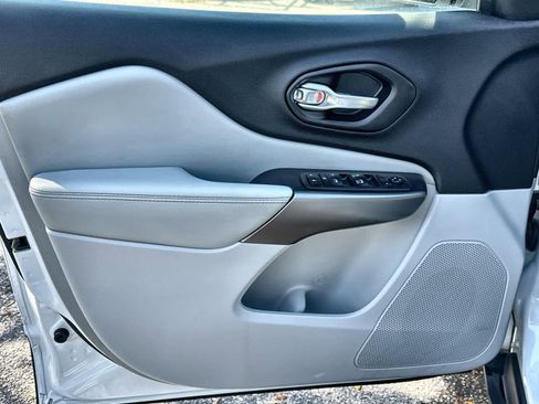 Used 2021 Jeep Cherokee Latitude Lux w/ Sun & Sound Group image 13