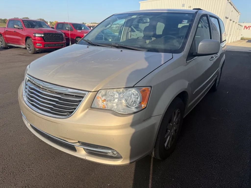 Used 2015 Chrysler Town & Country Touring FWD image 4