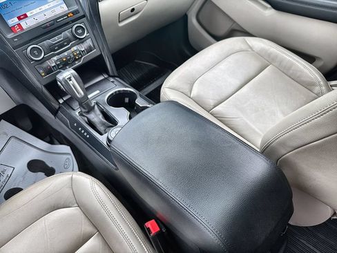 Used 2018 Ford Explorer XLT w/ Equipment Group 202A AWD/4WD image 22