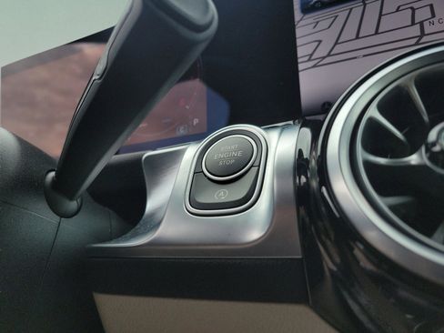 Certified 2025 Mercedes-Benz GLB 250 image 21