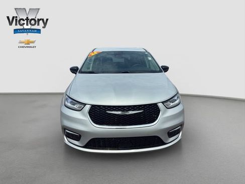 Used 2024 Chrysler Pacifica Touring-L FWD image 2