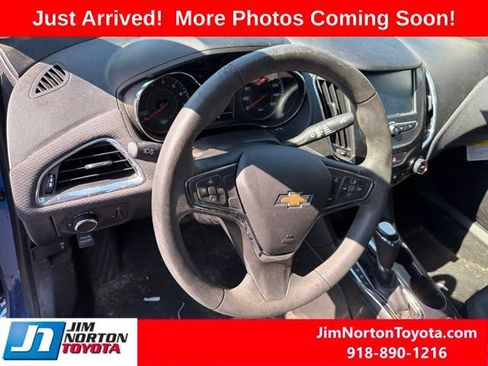 Used 2017 Chevrolet Cruze LT w/ Convenience Package FWD image 10
