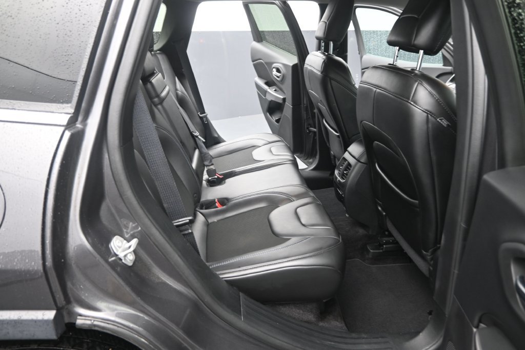 Used 2019 Jeep Cherokee Latitude Plus w/ Comfort/Convenience Group AWD/4WD image 17