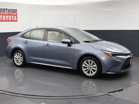 Used 2025 Toyota Corolla LE w/ LE Premium Package FWD image 6