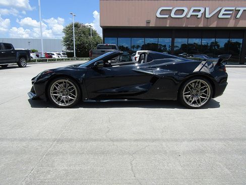 Used 2024 Chevrolet Corvette Z06 RWD image 8
