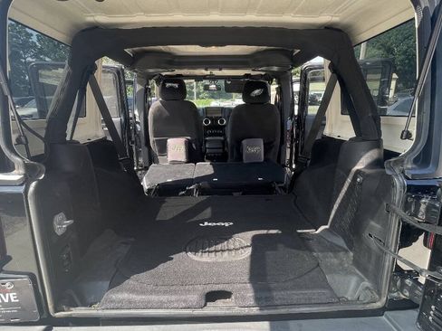 Used 2015 Jeep Wrangler Unlimited Rubicon w/ Connectivity Group AWD/4WD image 9