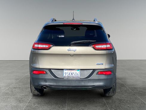 Used 2017 Jeep Cherokee Latitude FWD image 4