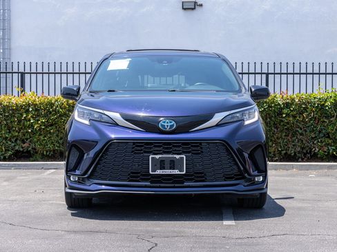Used 2021 Toyota Sienna XSE FWD image 2