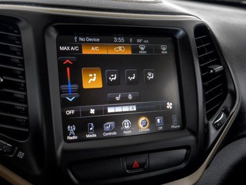 Used 2016 Jeep Cherokee Latitude w/ Cold Weather Group AWD/4WD image 29