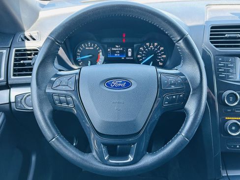 Used 2017 Ford Explorer XLT FWD image 11