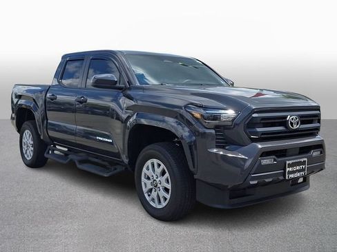 Used 2025 Toyota Tacoma SR5 AWD/4WD image 3