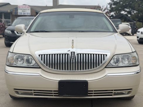 Used 2003 Lincoln Town Car Cartier RWD image 2